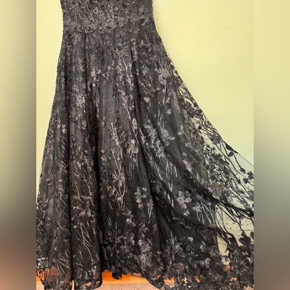 MAC DUGGAL Black Floral Embroidered Illusion V-Neck Gown 14 - Picture 9 of 14